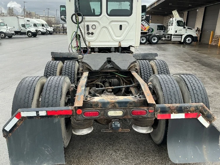2019 Freightliner Cascadia in La Porte, IN — photo 6