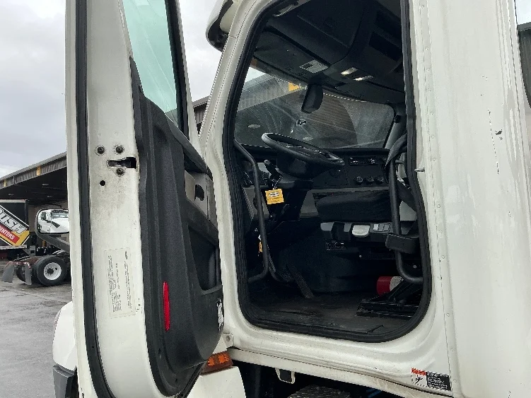 2019 Freightliner Cascadia in La Porte, IN — photo 9