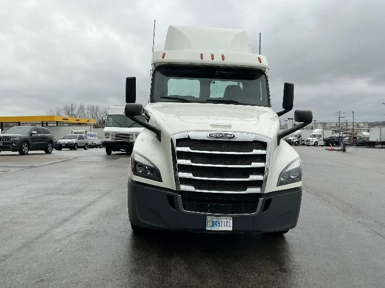 2019 Freightliner Cascadia in La Porte, IN — photo 2