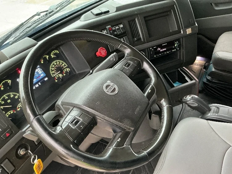 2020 Volvo VNL 760 - image 10