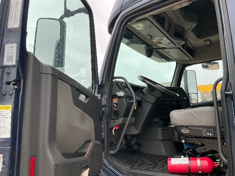 2020 Volvo VNL 760 - image 9