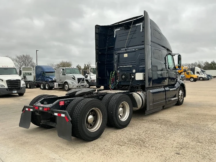2020 Volvo VNL 760 - image 7
