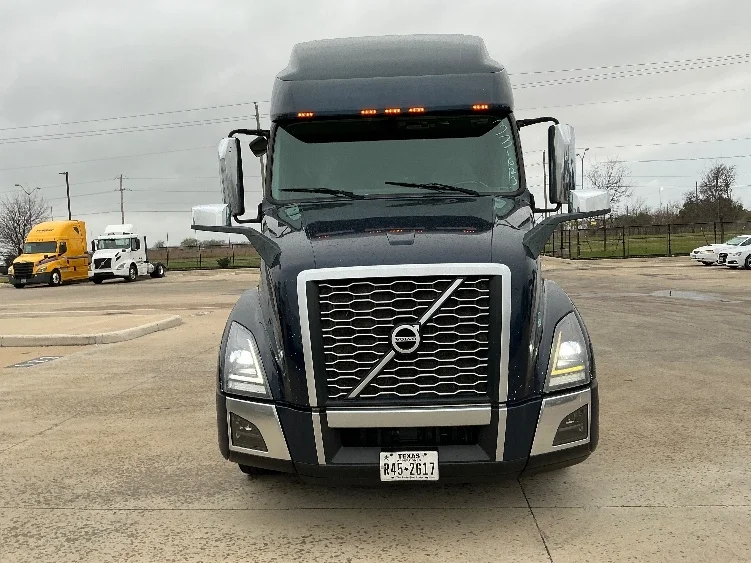 2020 Volvo VNL 760 - image 2