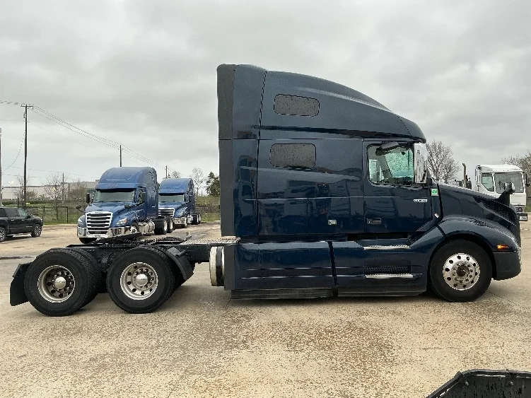 2020 Volvo VNL 760 - image 8