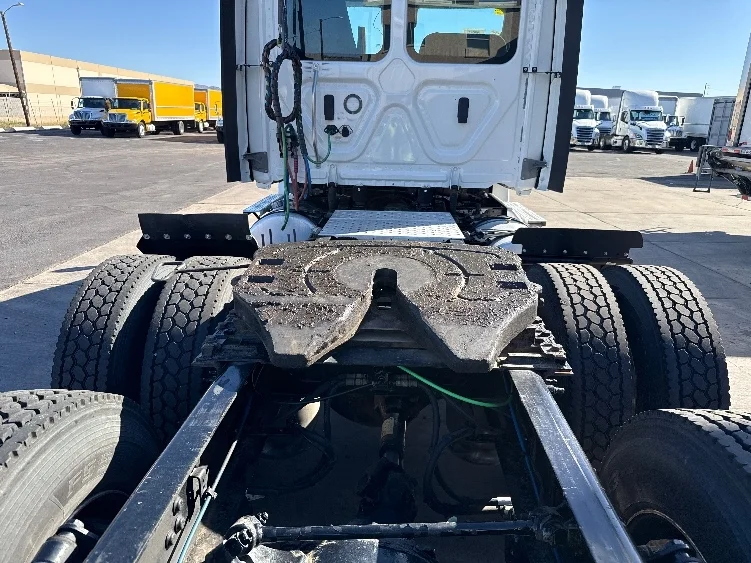 2021 Freightliner Cascadia in Phoenix, AZ — photo 6