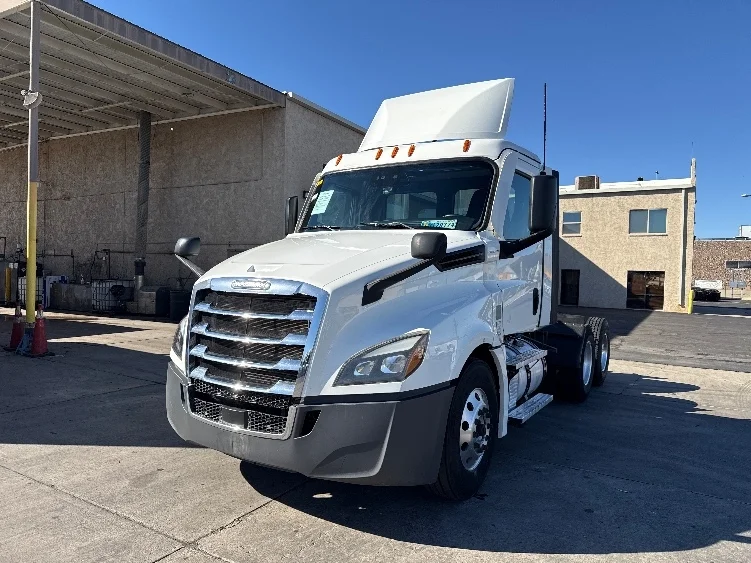 2021 Freightliner Cascadia in Phoenix, AZ — photo 3