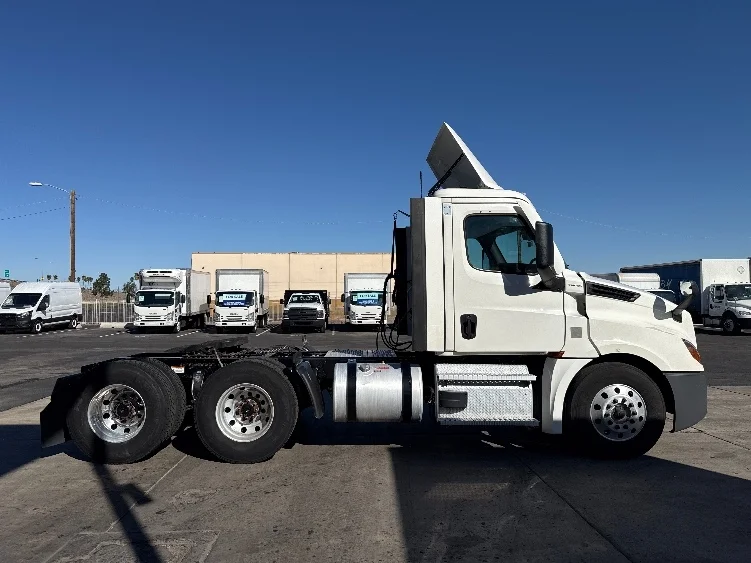 2021 Freightliner Cascadia in Phoenix, AZ — photo 8
