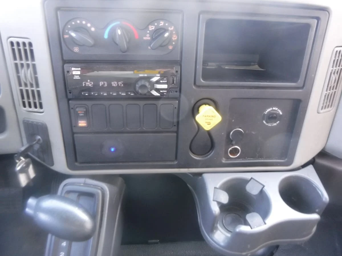 2017 International 4300 - image 12