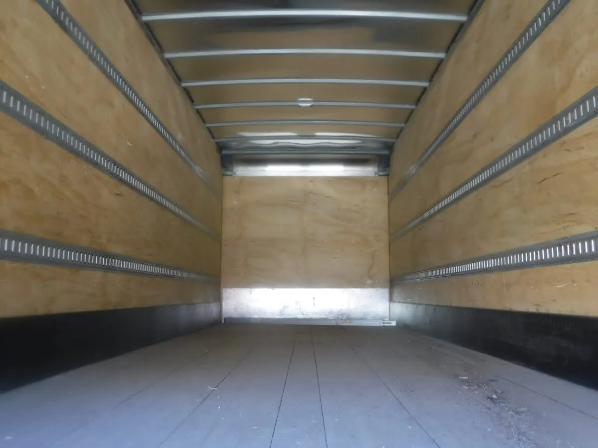 2017 International 4300 - image 7