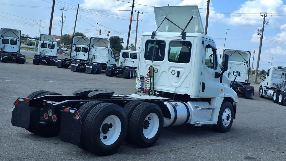 2020 Freightliner Cascadia in Memphis, TN — photo 4