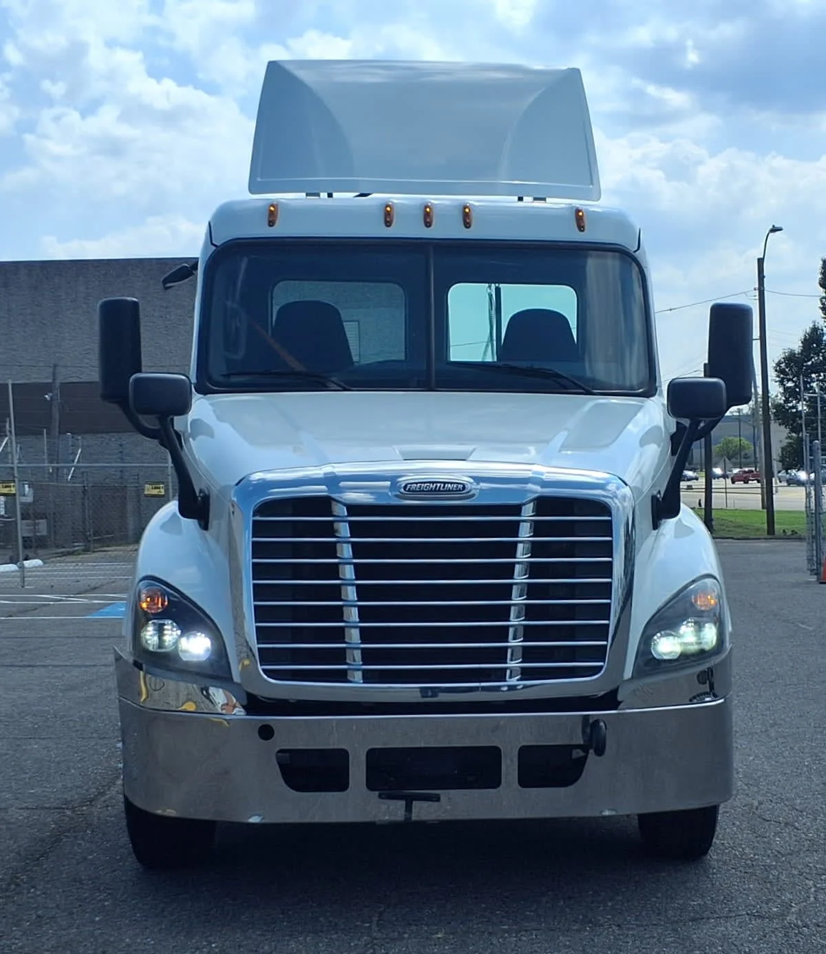 2020 Freightliner Cascadia in Memphis, TN — photo 2