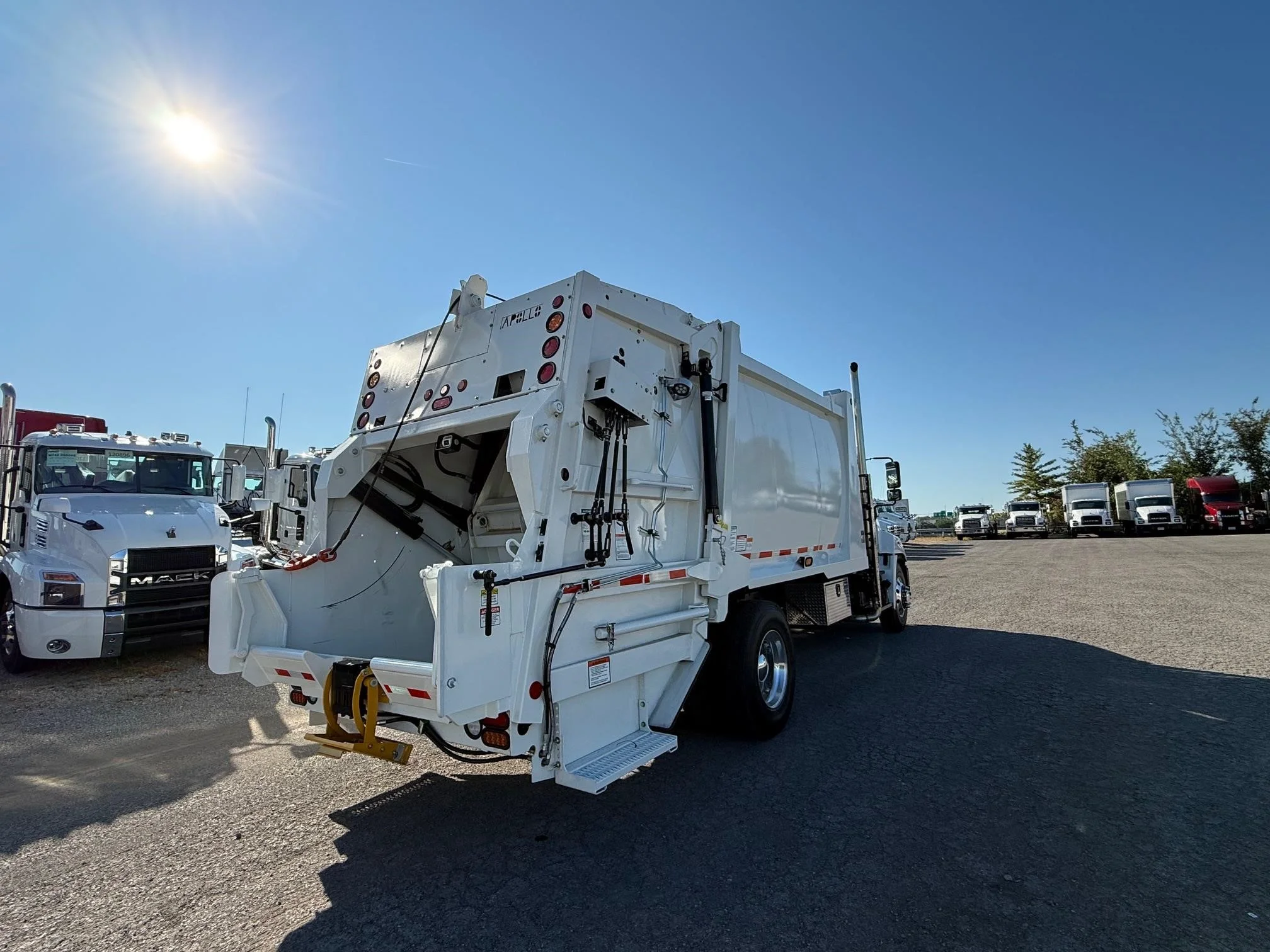 2025 Hino L7 — photo 6
