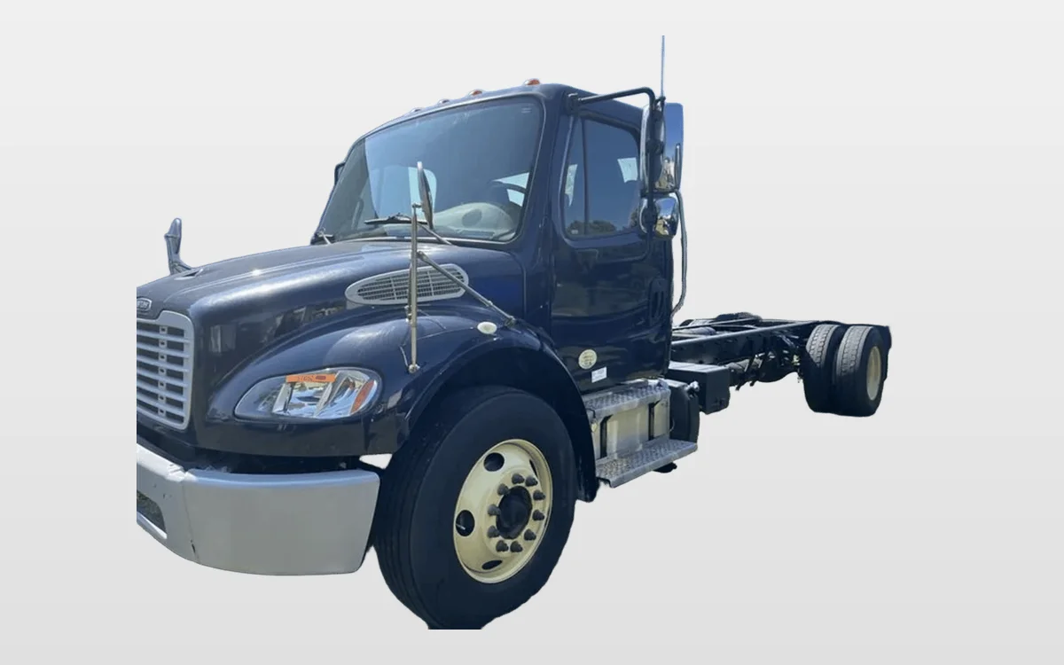 2018 Freightliner M2 106 - image 1