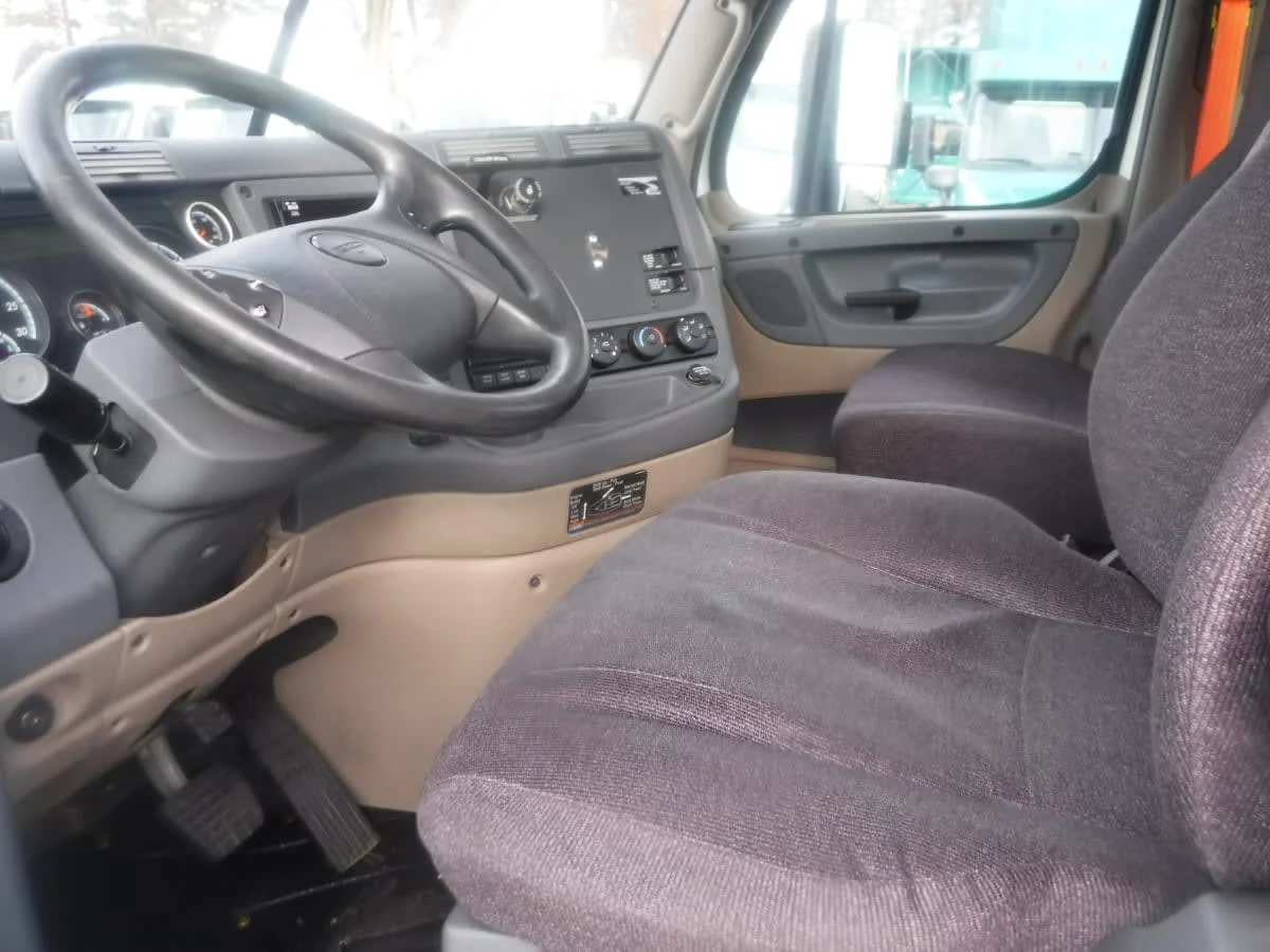 2018 Freightliner Cascadia - image 10