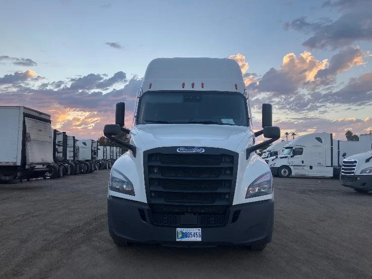 2021 Freightliner Cascadia - image 2