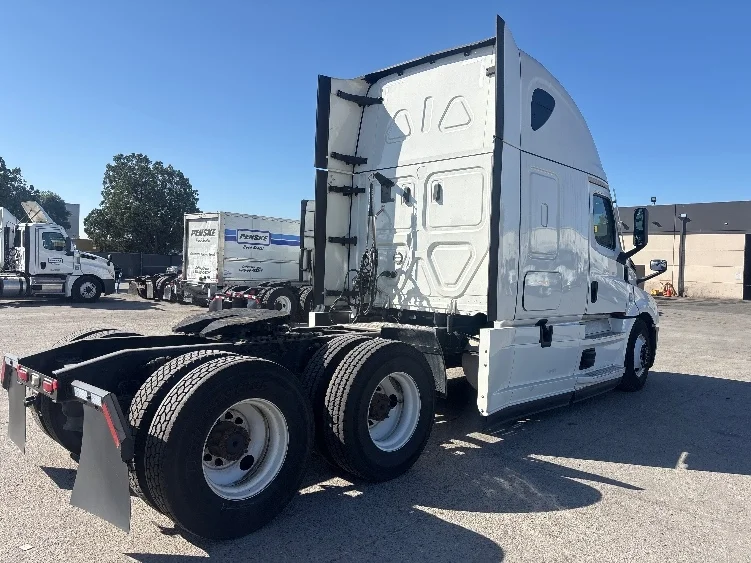 2021 Freightliner Cascadia - image 7
