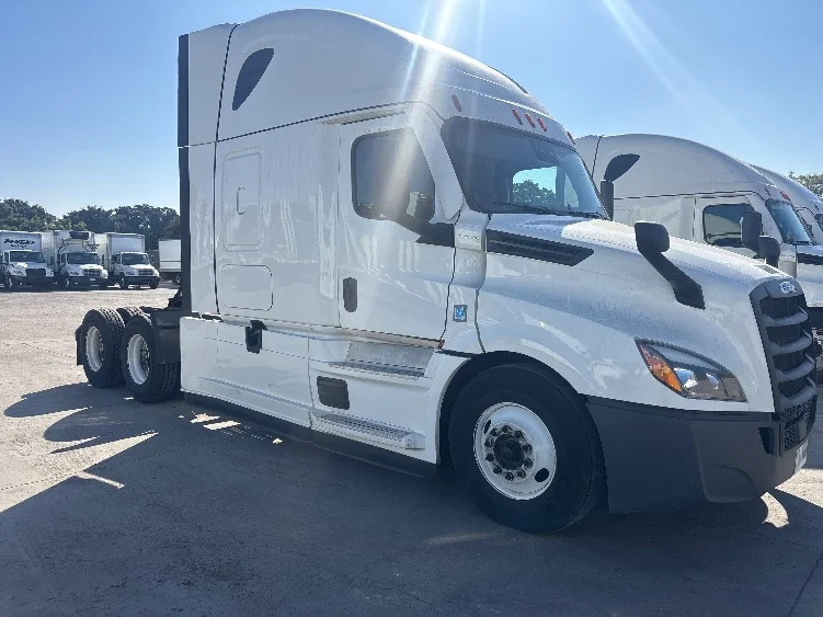 2021 Freightliner Cascadia - image 3