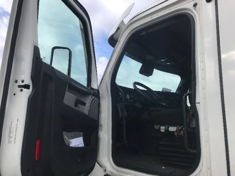 2021 Freightliner Cascadia - image 9