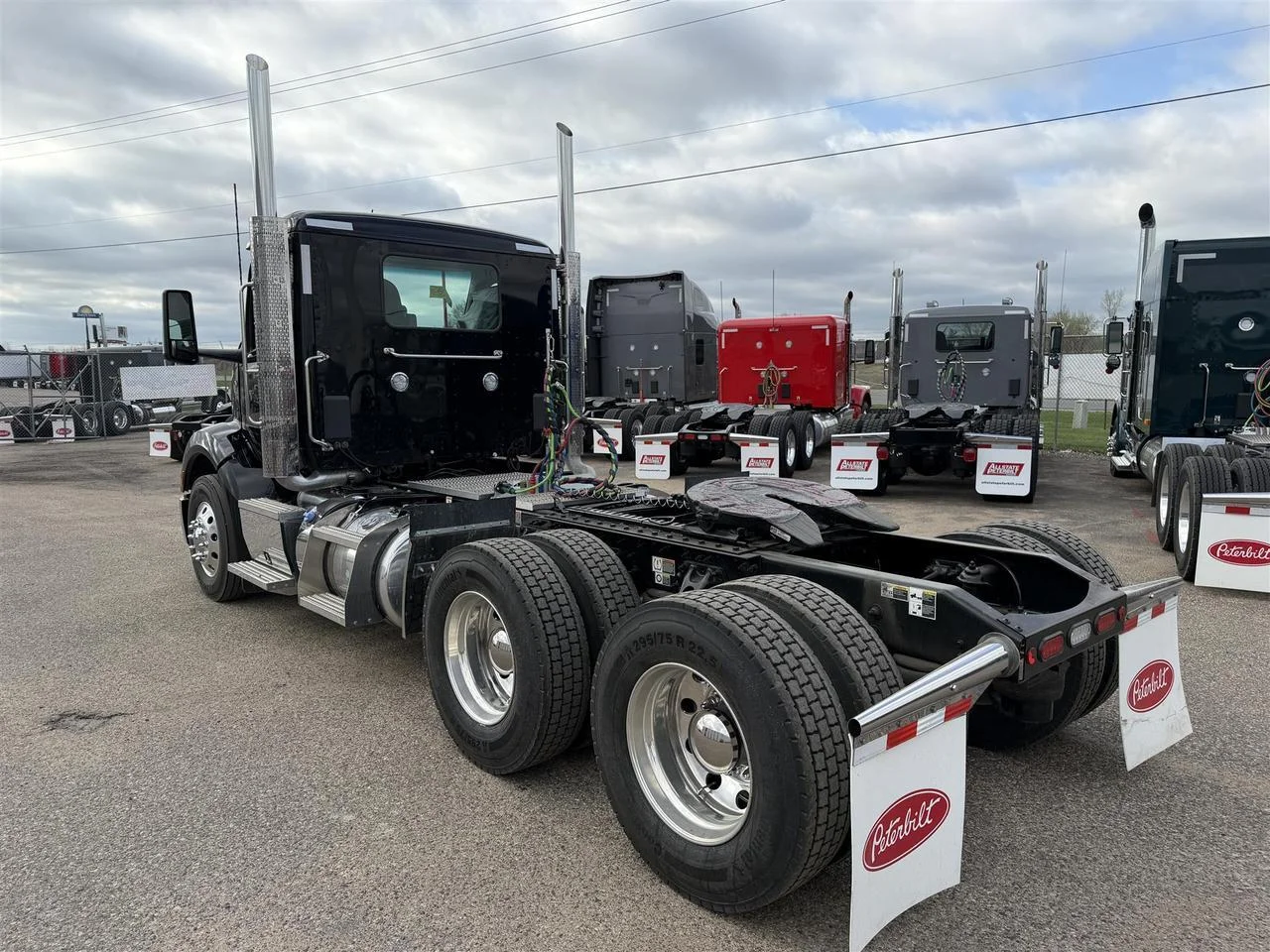 2027 Peterbilt 579 in Eau Claire, WI — photo 2