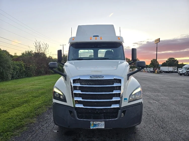 2020 Freightliner Cascadia in White Deer, PA — photo 2
