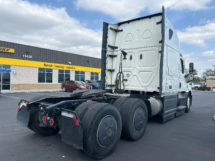 2023 Freightliner Cascadia in Fontana, CA — photo 7