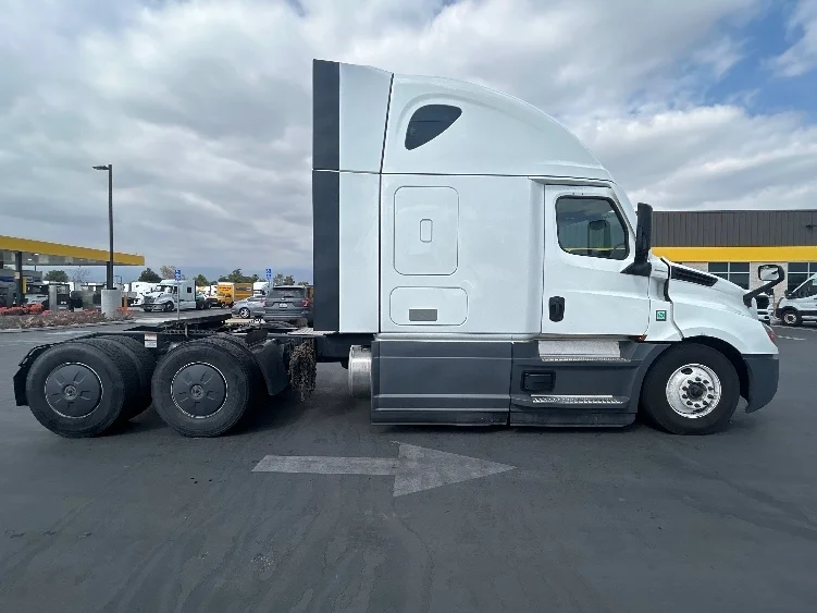 2023 Freightliner Cascadia in Fontana, CA — photo 8