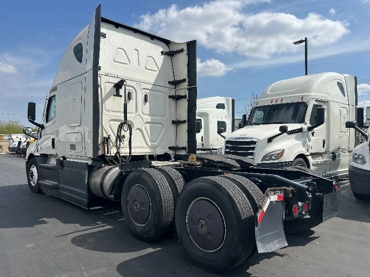 2023 Freightliner Cascadia in Fontana, CA — photo 5