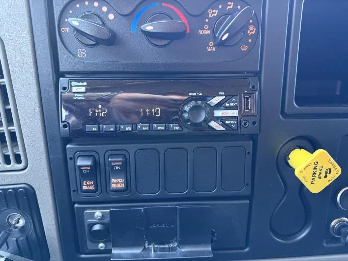 2018 International 4300 - image 29