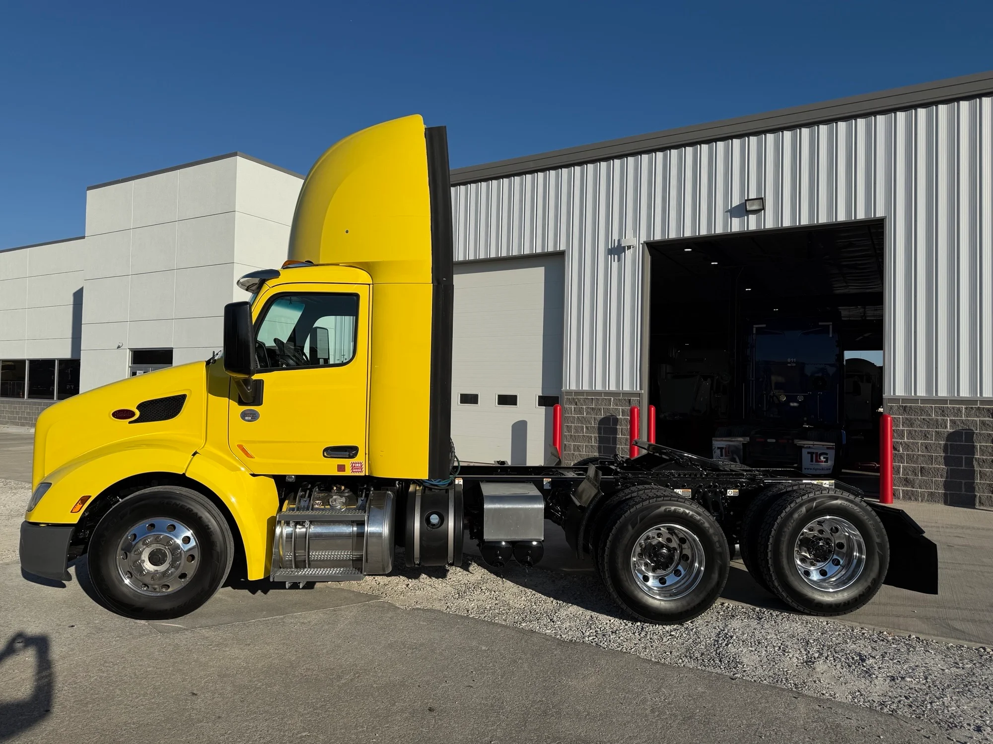 2021 Peterbilt 579 - image 2