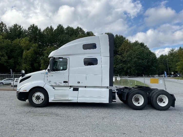 2022 Volvo VNL 760 - image 4