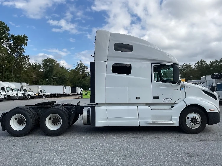 2022 Volvo VNL 760 - image 8