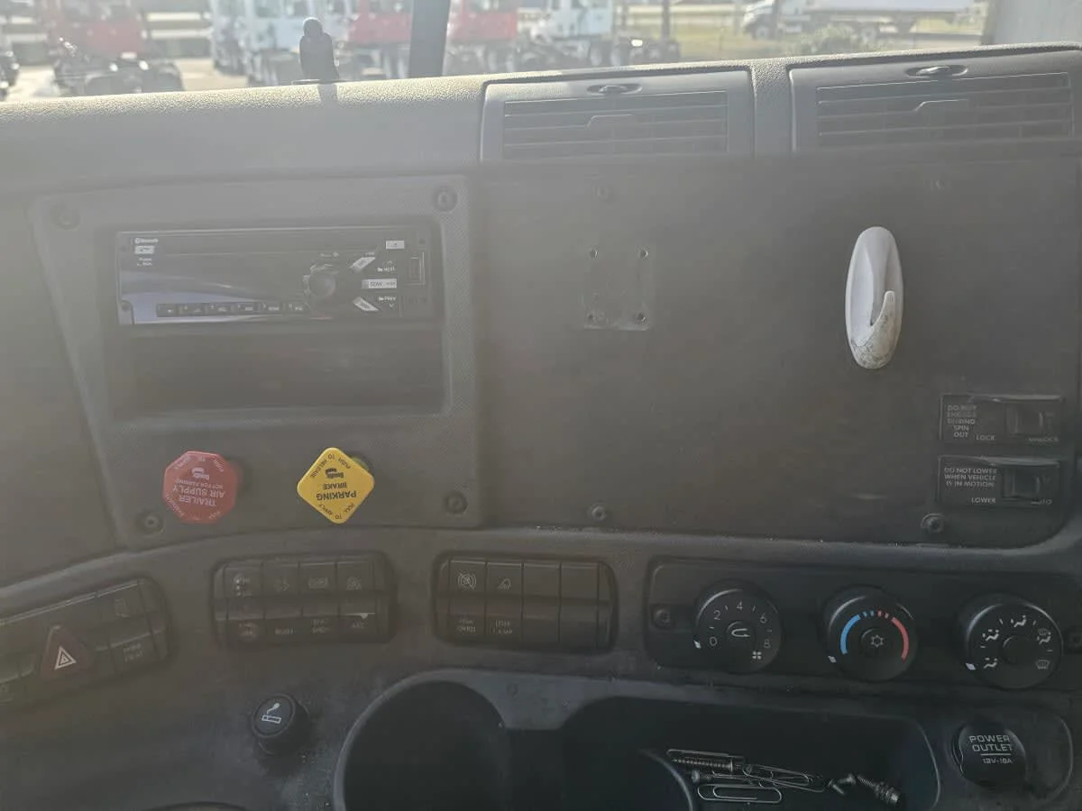 2018 Freightliner Cascadia - image 12