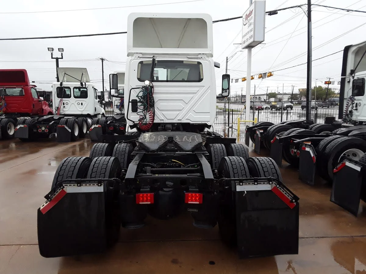 2019 International LT - image 5