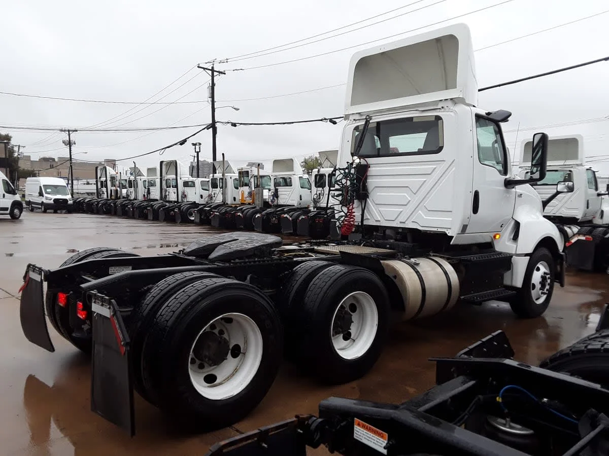 2019 International LT - image 4