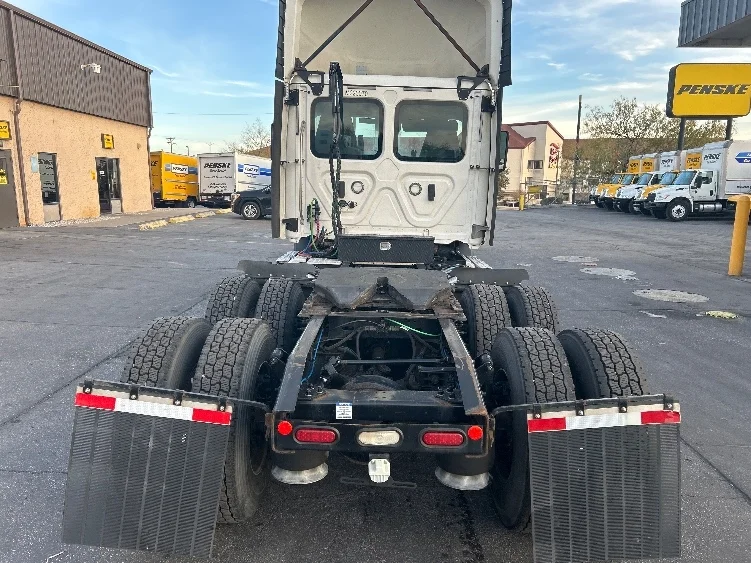 2021 Freightliner Cascadia in El Paso, TX — photo 6
