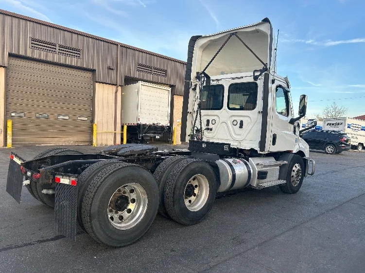 2021 Freightliner Cascadia in El Paso, TX — photo 7