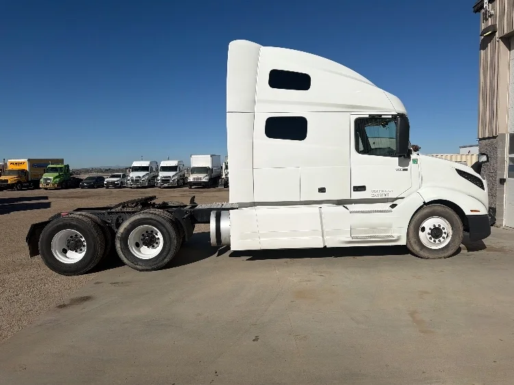 2019 Volvo VNL 760 - image 8