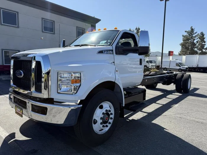 2027 Ford F-750 — photo 2
