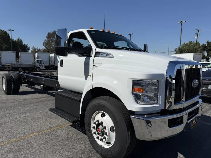 2027 Ford F-750 — photo 6