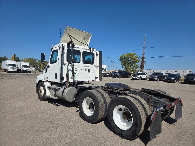 2020 Freightliner Cascadia - image 5