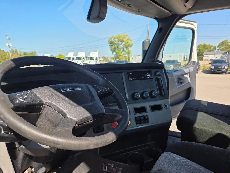 2020 Freightliner Cascadia - image 10