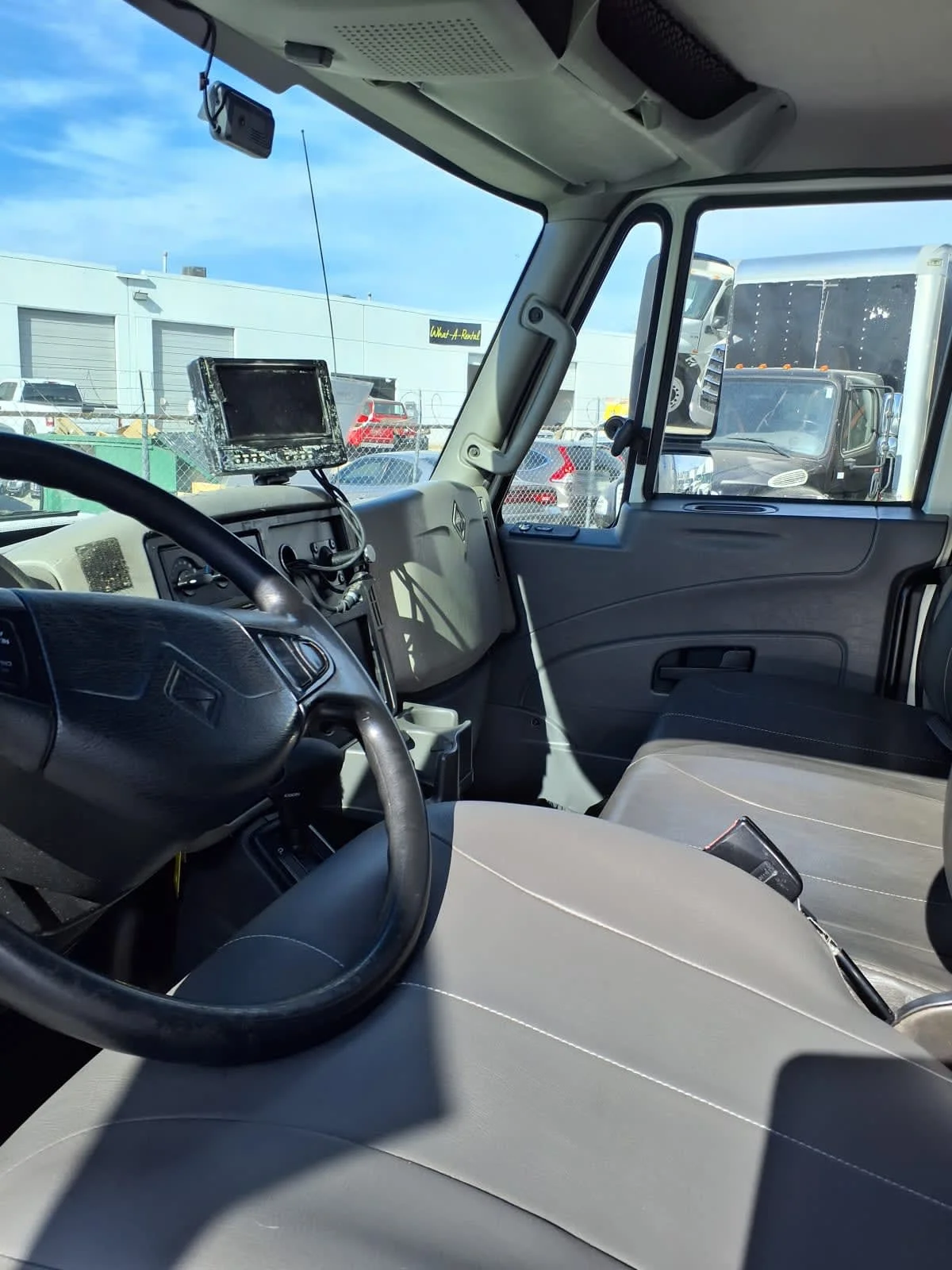 2018 International 4300 - image 7
