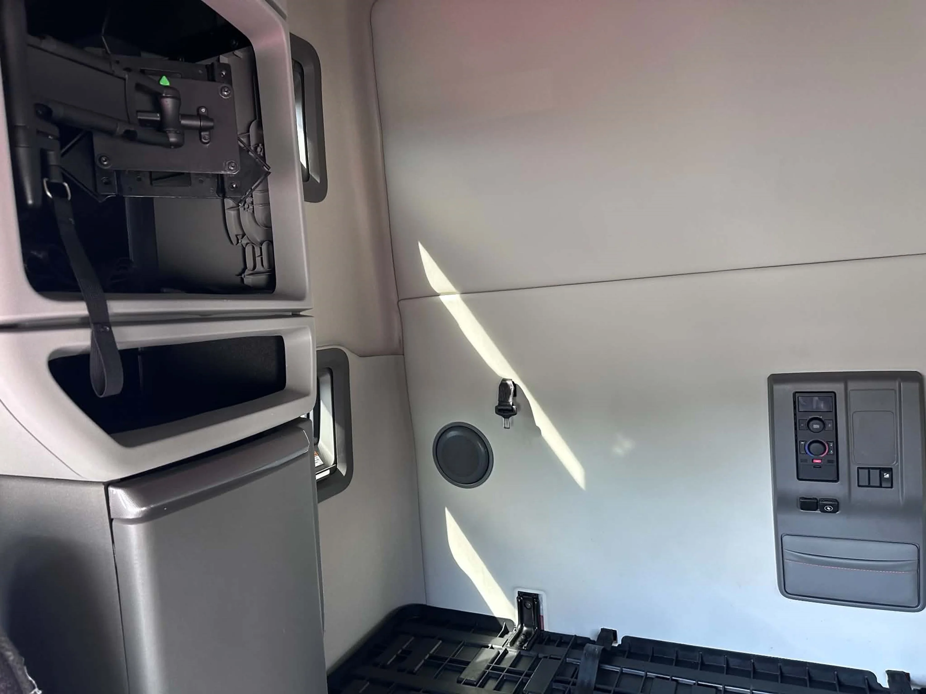 2021 Volvo VNL 760 in Clarksville, TN — photo 14