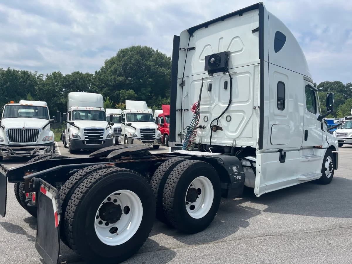 2021 Freightliner Cascadia in Beltsville, MD — photo 4