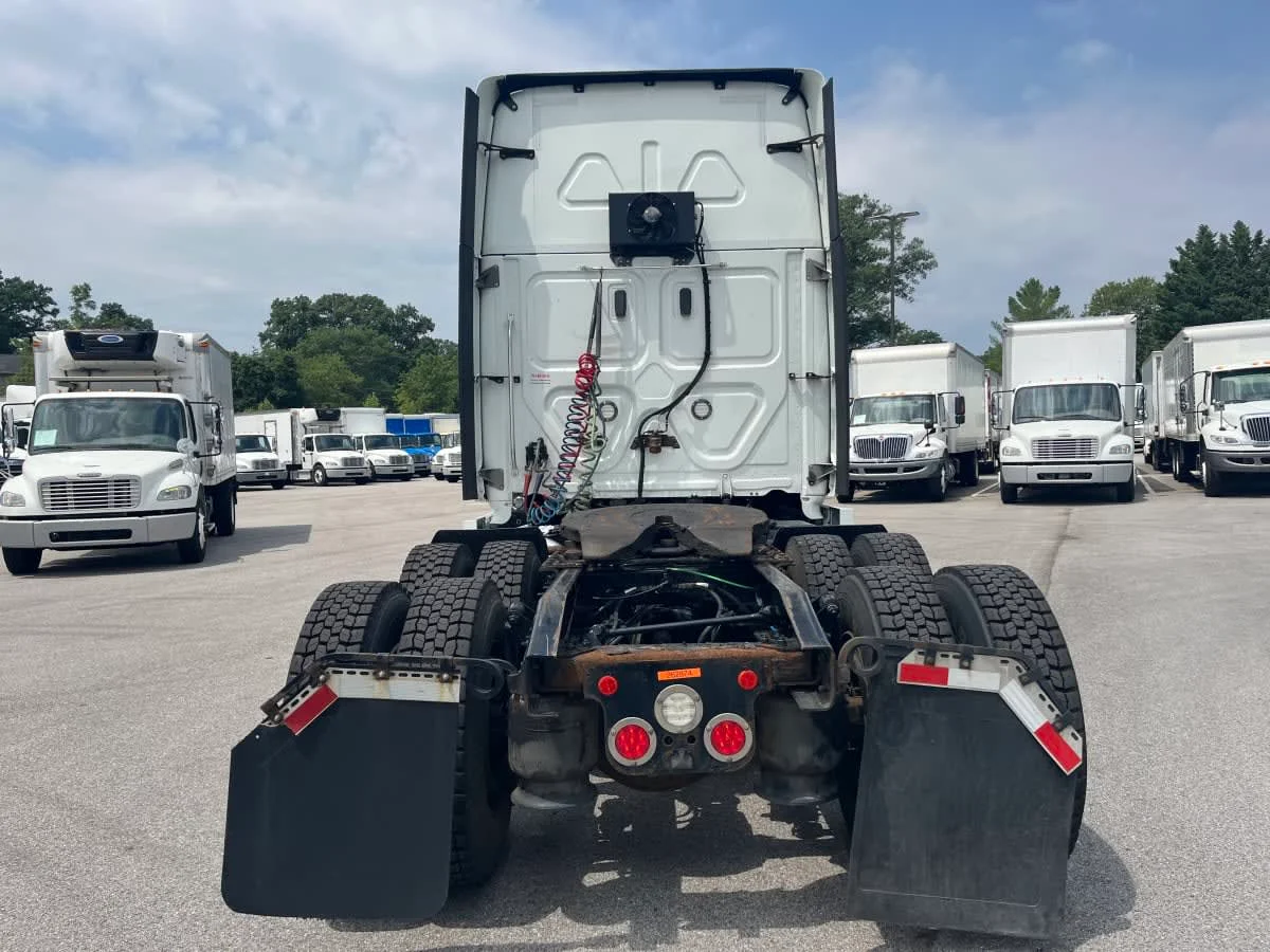 2021 Freightliner Cascadia in Beltsville, MD — photo 5