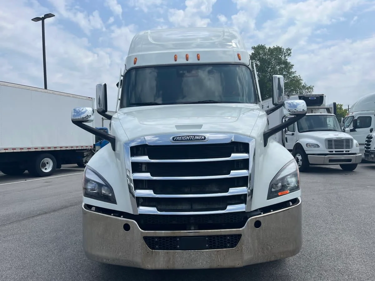 2021 Freightliner Cascadia in Beltsville, MD — photo 2