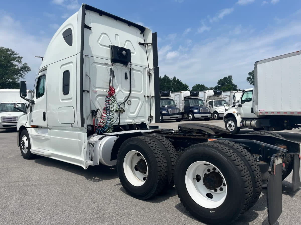 2021 Freightliner Cascadia in Beltsville, MD — photo 6