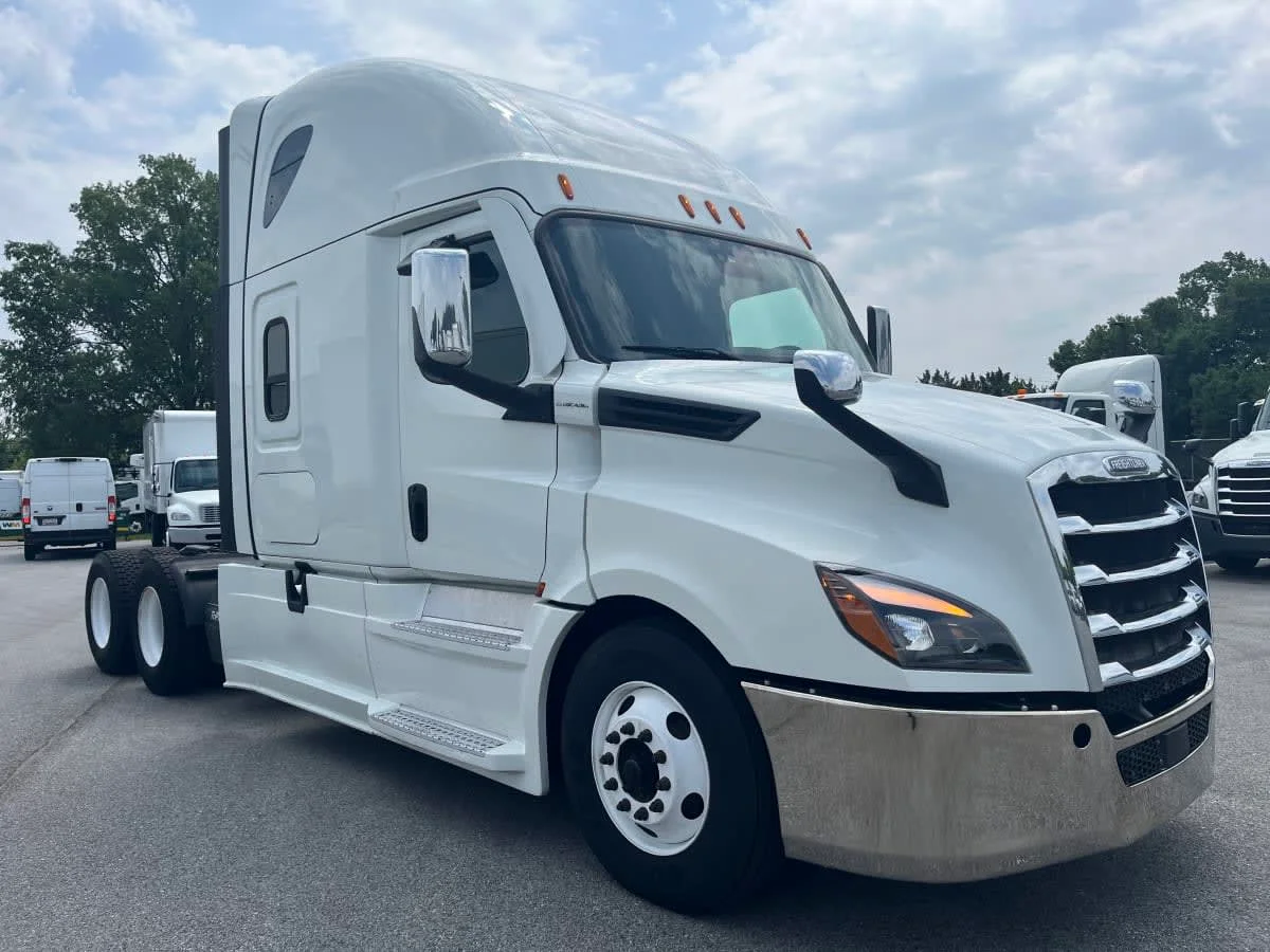 2021 Freightliner Cascadia in Beltsville, MD — photo 3