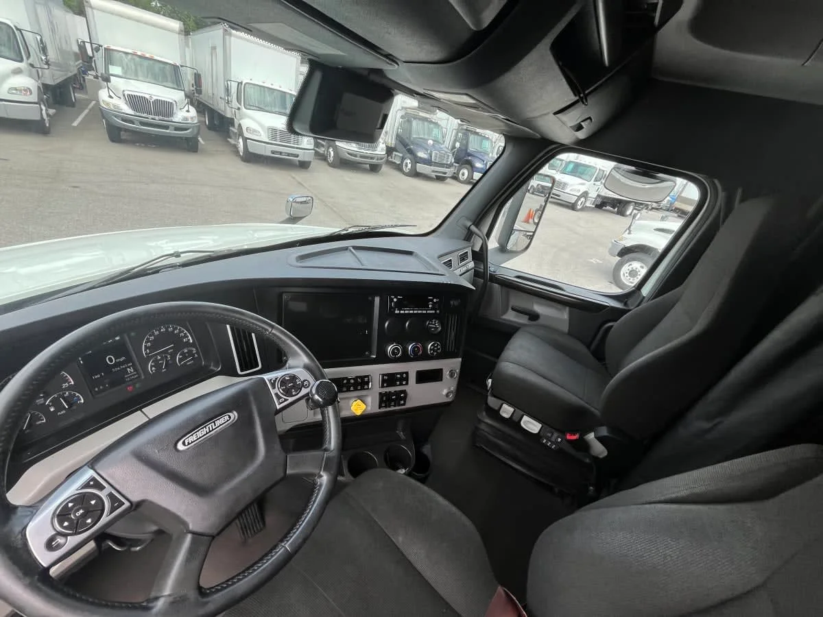 2021 Freightliner Cascadia in Beltsville, MD — photo 7