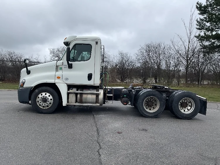 2016 Freightliner Cascadia - image 4
